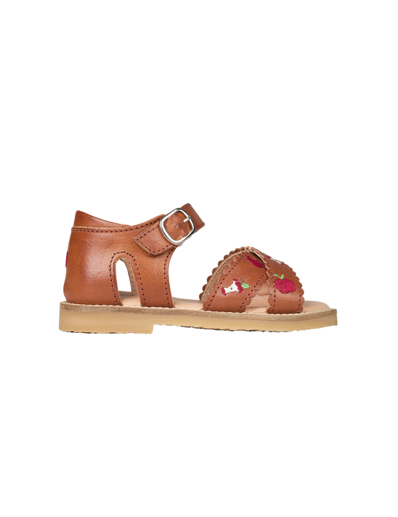 Petit Nord Apple Crossover Scallop Sandal Sandals Cognac 002