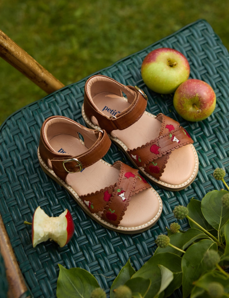 Petit Nord Apple Crossover Scallop Sandal Sandals Cognac 002