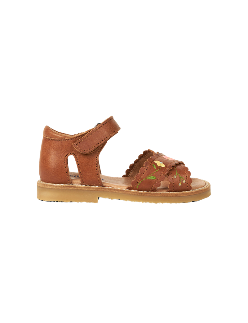 Petit Nord Flower Pop Cross-over scallop sandal Sandals Cognac 002