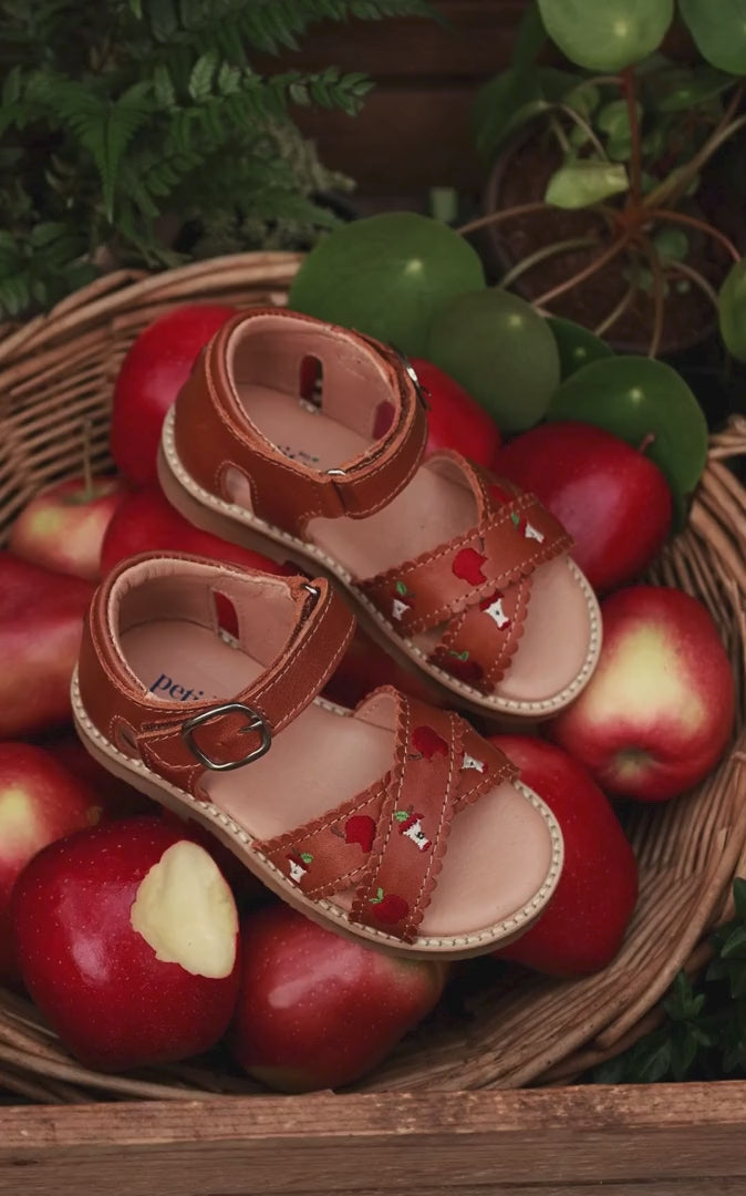 Petit Nord Apple Crossover Scallop Sandal Sandals Cognac 002